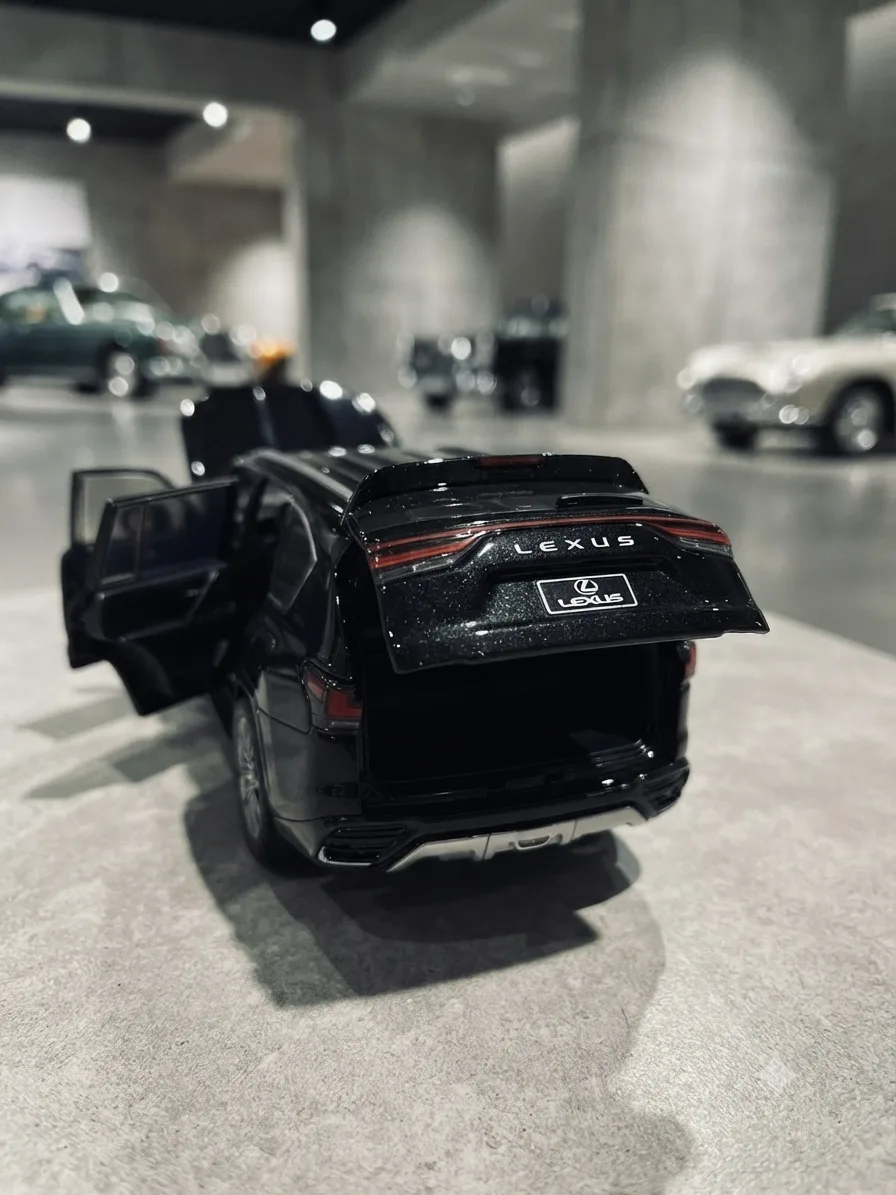 سيارة لكزس LX 600 معدنية كاملة